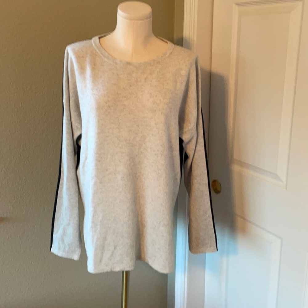 100% Cashmere crew neck by Vince